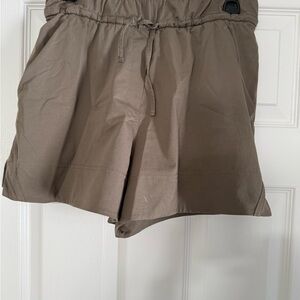 Lululemon cinchable waist HR woven shorts 3.5 in Nomad